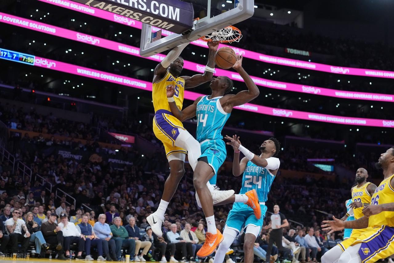 开云体育-根本不防守！詹姆斯只顾刷分！三球打爆湖人，东契奇空砍39+3+4