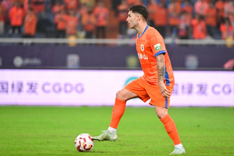 开云体育-加盟仅半年！阿斯：泰山后卫洛佩斯与球队解约，将加盟阿尔瓦塞特