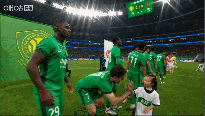 半场：国安0-0成都，韦世豪报复性犯规染黄，王子铭失良机